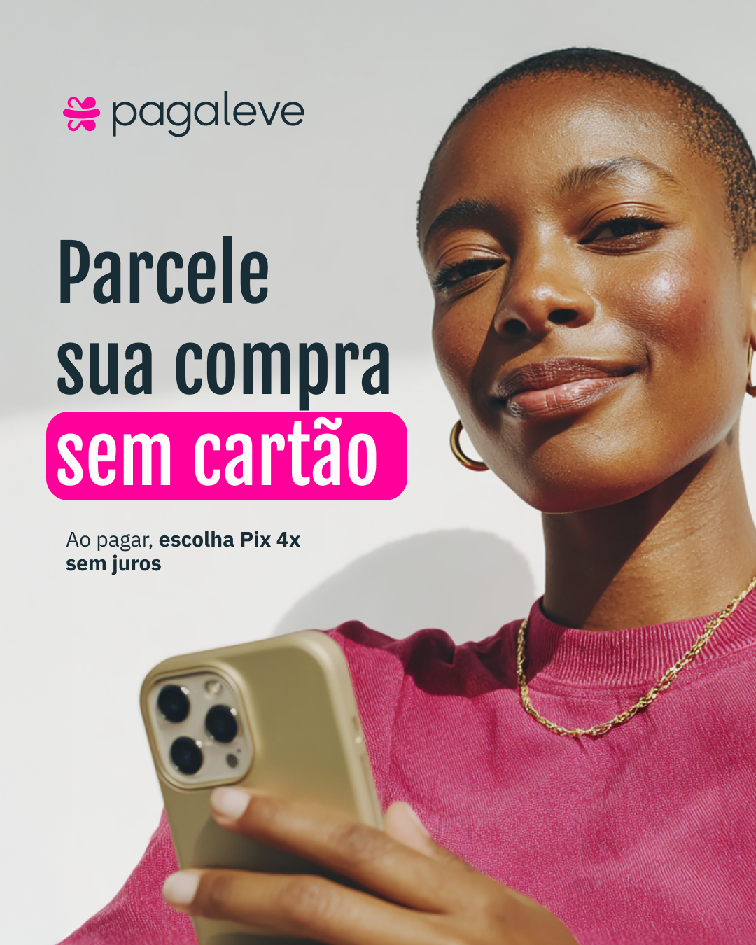 Peça de feed com a frase "Parcele sua compra sem cartão" e o apoio "Ao pagar, escolha Pix 4x sem juros", em fundo claro.